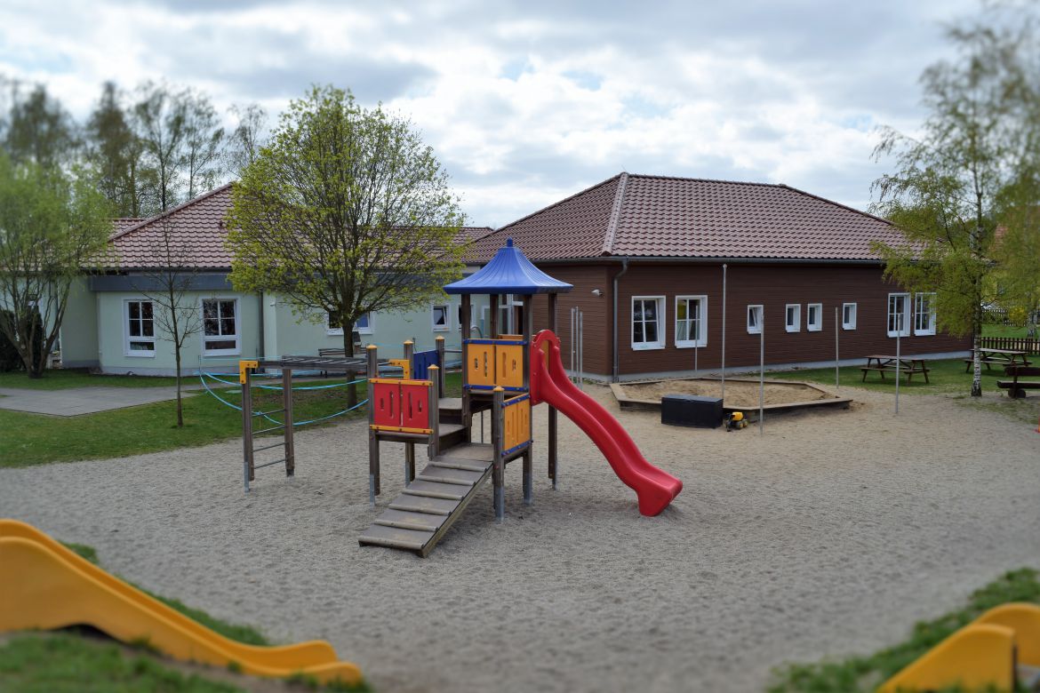 Kindergartenspielplatz_vom_Schlittenberg_aus.JPG